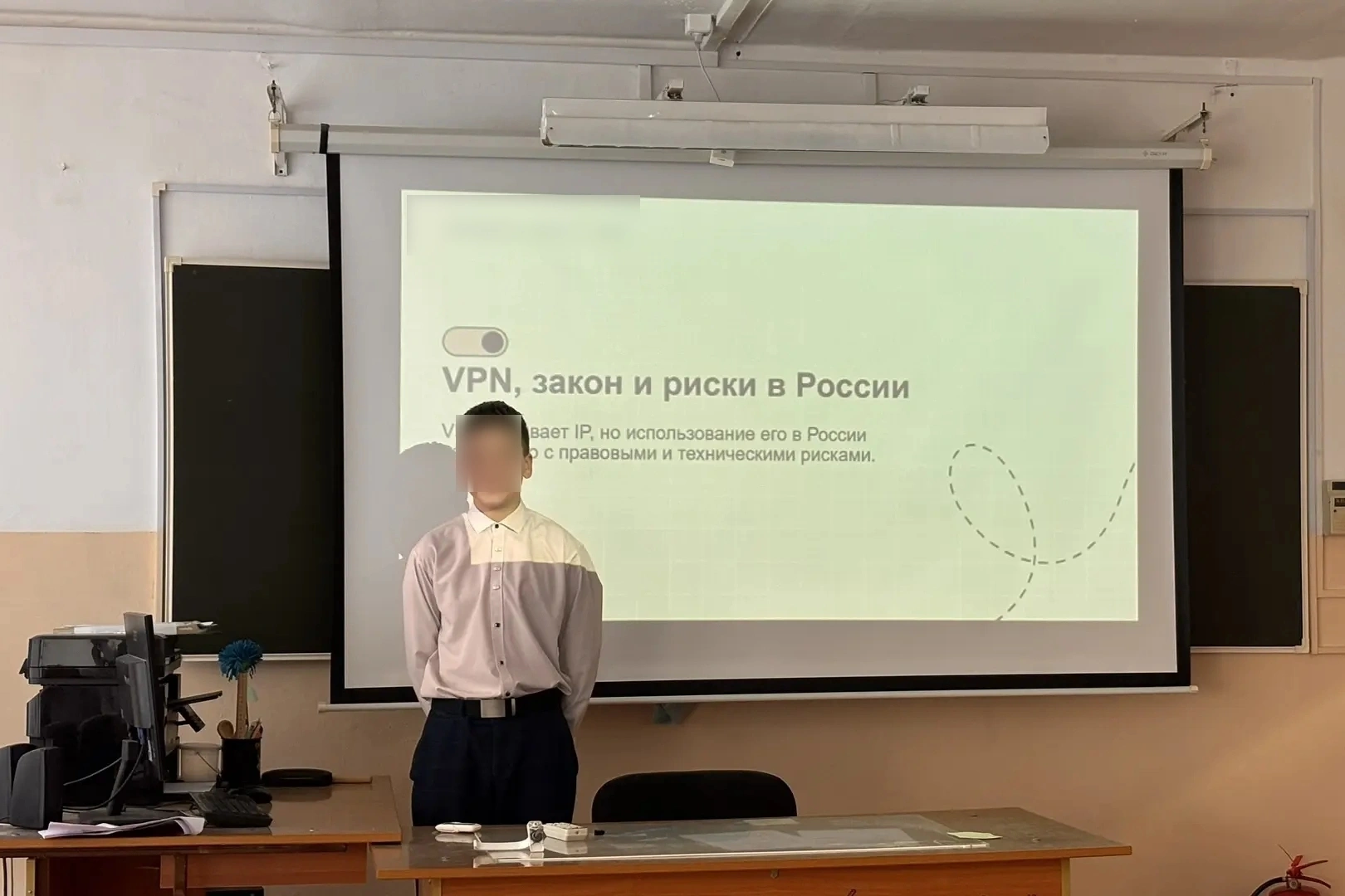 В учебных заведениях разных регионов России для школьников и их родителей проводят уроки и беседы о рисках использования VPN, утечке персональных данных и возможных юридических последствиях онлайн-активности.