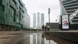 Большинство российских работодателей до конца года не планируют расширять штаты из‑за охлаждения спроса на продукцию и услуги. Дефицит кадров снижается, компании переходят на точечный найм и активнее используют неполную занятость вместо прямых сокращений.