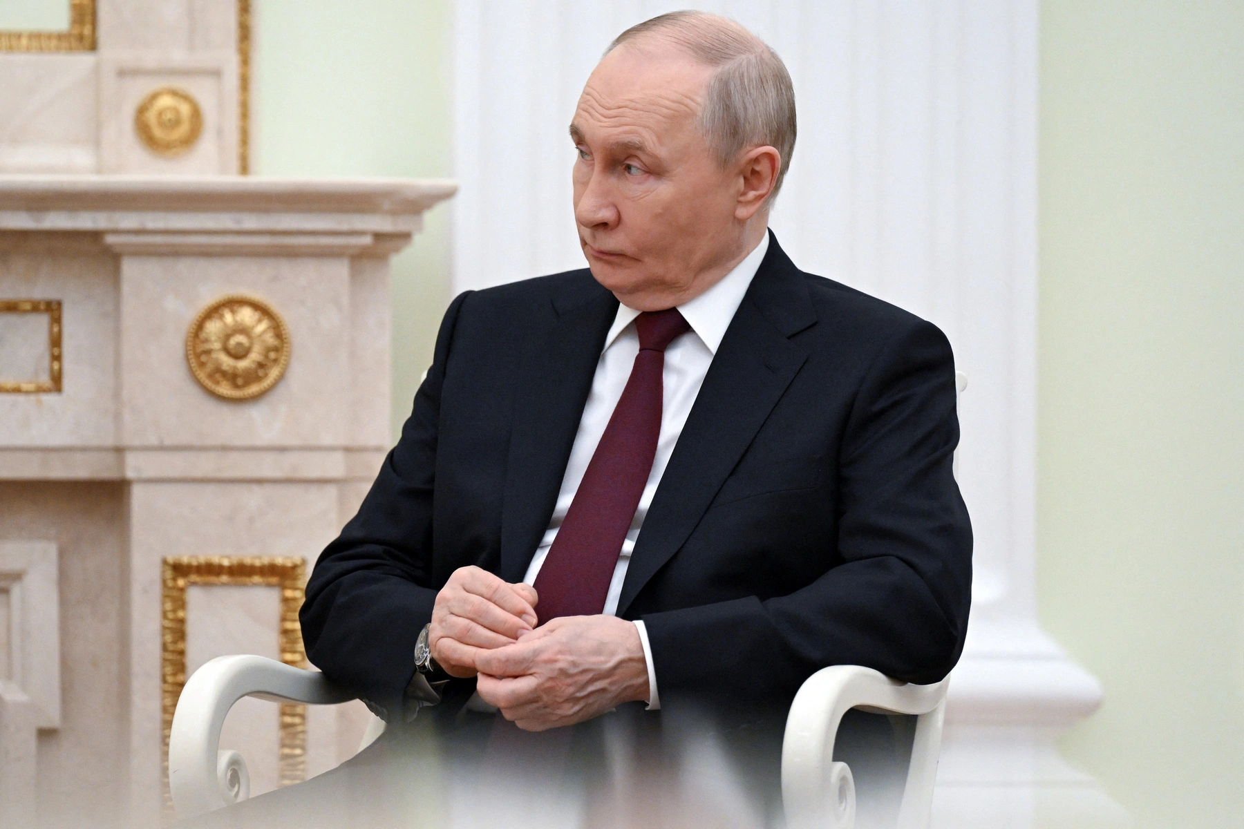Мониторинг проекта «Ботнадзор» показал, что сотни провластных аккаунтов во «ВКонтакте» объясняют многонедельное падение рейтинга Владимира Путина «нормальной сезонной динамикой», ставят под сомнение соцопросы и параллельно хвалят президента. На фоне этого в Москве беспокоятся, что ограничения интернета перед выборами в Госдуму крайне непопулярны.