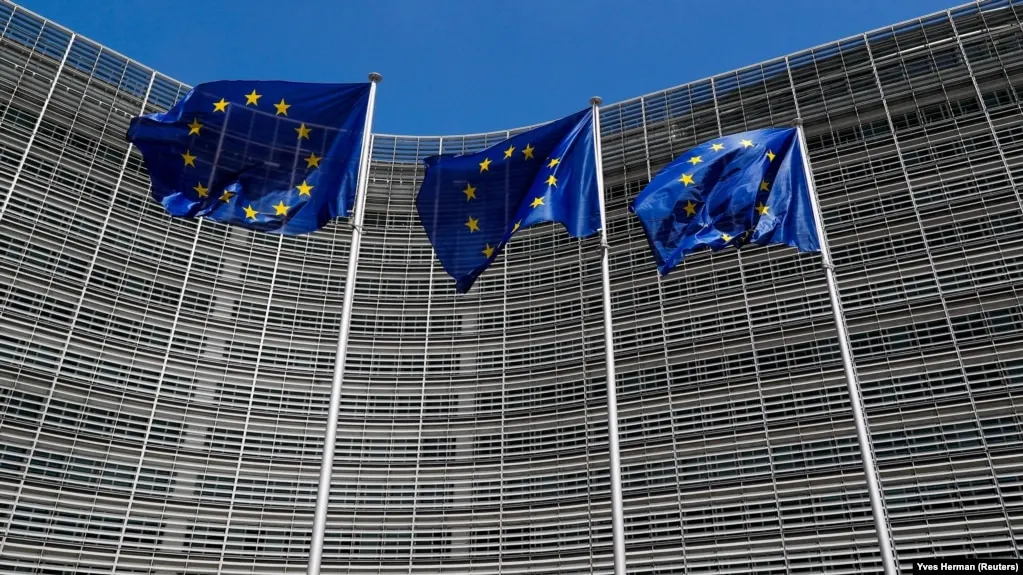Совет ЕС ввёл санкции против медиаплатформы Euromore и Фонда поддержки и защиты прав соотечественников за рубежом, сочтя их инструментами российских дезинформационных и пропагандистских кампаний. Ограничения предусматривают заморозку активов и запрет на финансирование со стороны граждан и компаний стран Евросоюза.