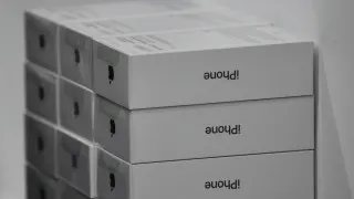 Крупные российские ритейлеры закупили избыточные партии флагманских смартфонов Apple и Samsung, но на фоне падения спроса вынуждены распродавать их с существенными скидками — цены на ряд моделей снизились до 30%.
