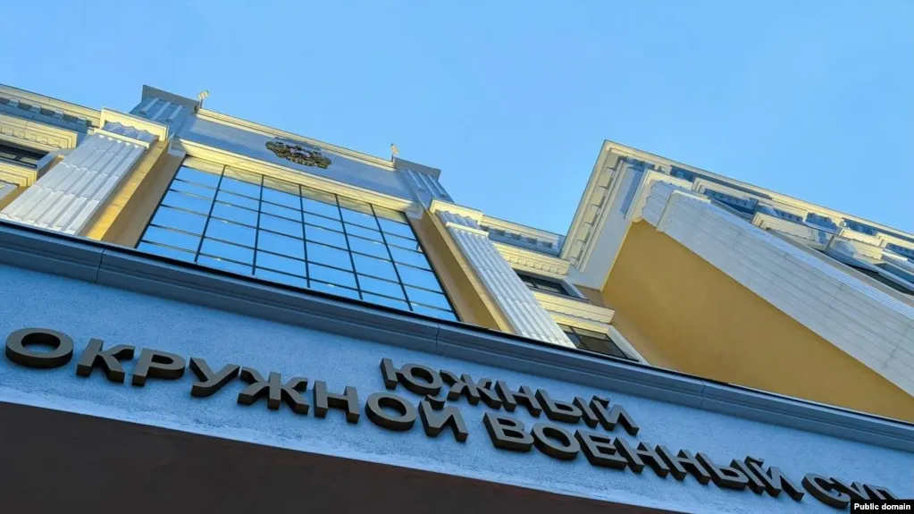Южный окружной военный суд приговорил трёх молодых людей к срокам от восьми до десяти лет лишения свободы по делу о подготовке поджога военкоматов в Ростове-на-Дону. Приговор вынесен по статье о теракте, хотя поджог не был доведён до конца.