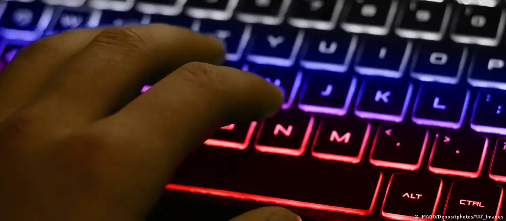 Минцифры готовит меры по взиманию платы за зарубежный трафик, под которые могут подпадать VPN‑сервисы; сборы планируют сначала ввести в мобильных сетях, возможны и технические ограничения.