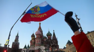 Просроченная задолженность российских компаний перед поставщиками и контрагентами выросла до рекордных 8,2 трлн рублей, что эквивалентно почти 4% ВВП. Экономисты связывают всплеск неплатежей с повышением налогов, ослаблением спроса и сокращением бюджетных расходов.