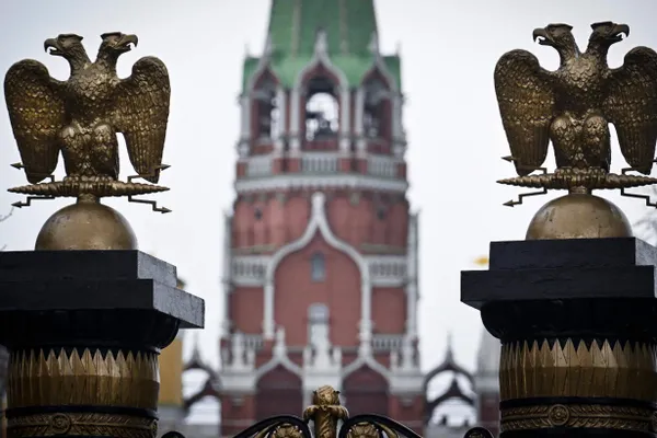 В начале некоторых релизов российских стримингов появились уведомления о том, что из фильмов удалены или скрыты фрагменты в соответствии с требованиями российского законодательства. Платформы связывают это с решениями правообладателей и изменениями в правовой базе.