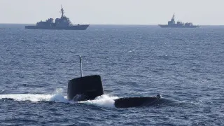 Правительство Японии кардинально пересмотрело послевоенную доктрину самообороны и разрешило экспорт летальных видов вооружений, открыв производителям путь на мировые рынки при условии строгого государственного контроля.