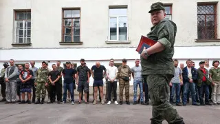 Минобороны подготовило поправки к закону о статусе военнослужащих, позволяющие проводить освидетельствование на алкоголь прямо в части с помощью экспресс‑тестов, без обязательной доставки в медучреждение.