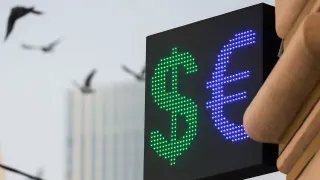 Курс доллара опустился до минимума с февраля 2023 года, а рубль продолжает укрепляться благодаря подорожанию нефти, росту экспортной выручки и приостановке бюджетного правила Минфином.
