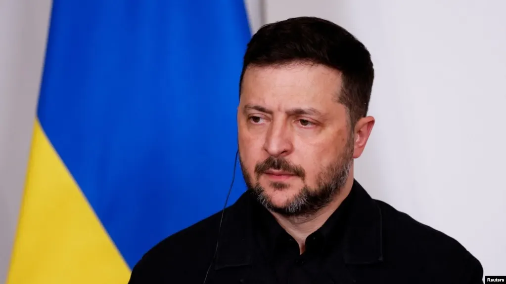 Президент Украины заявил, что российское предложение о прекращении огня в дни празднования может быть тактической паузой для обеспечения безопасности парада в Москве; одновременно он поддерживает меры, защищающие гражданских и облегчающие обмен пленными.