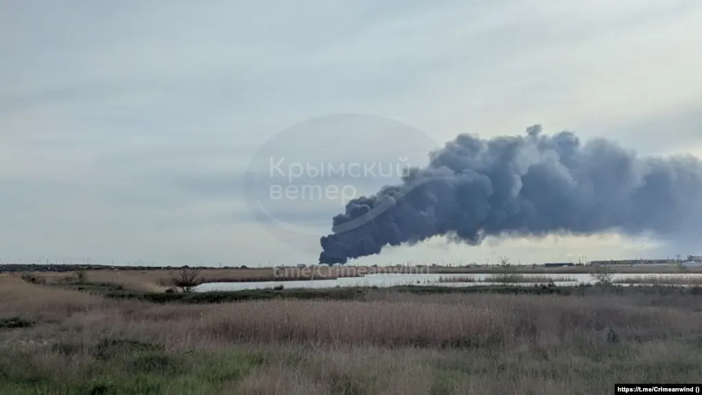 Ночью удары беспилотников пришлись по промышленным объектам в Новокуйбышевске и Кстове, сообщается о пожаре на нефтеперекачивающей станции и погибшем, а также о повреждениях жилого дома в Самаре и ударах по нефтебазам в Крыму и на юге России.