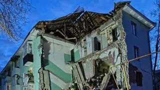В Сызрани беспилотник попал в многоэтажный дом, частично обрушив подъезд. Из-под завалов спасены 11 человек, в том числе двое детей; атаки дронов на регион и расположенный рядом НПЗ продолжаются.