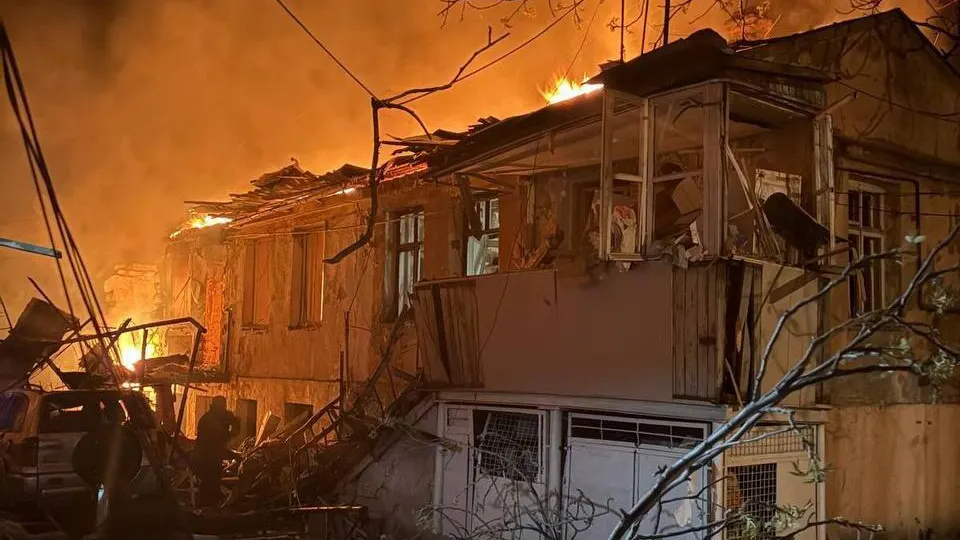 В ночь на 24 апреля по Одессе был нанесен массированный удар беспилотниками: повреждены жилые дома, есть погибшие и раненые, десятки людей эвакуированы.