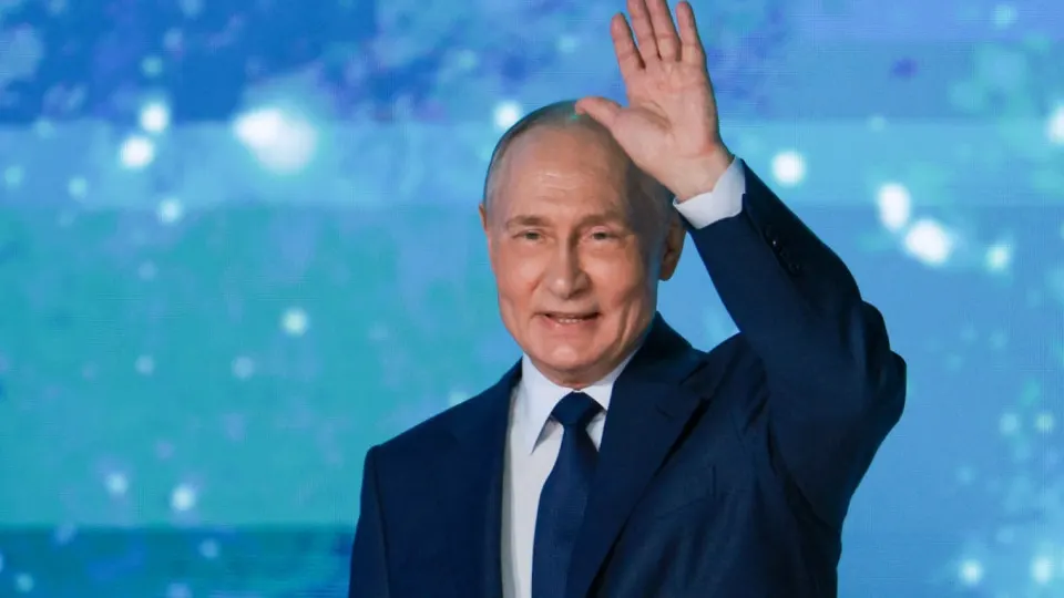 Президент Владимир Путин заявил, что при ограничениях доступа к интернету в России должны продолжать работать ключевые государственные и социально значимые цифровые сервисы, и поручил проработать механизмы их бесперебойной работы.