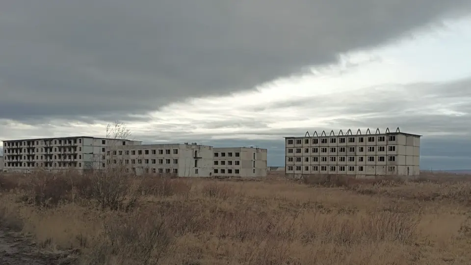 Несмотря на масштабные госпрограммы и курс на «традиционные ценности», число рождений в России продолжает снижаться, обновляя минимальные уровни за более чем двести лет, а суммарный коэффициент рождаемости остается далек от целей властей.