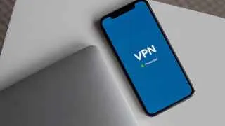 VPN‑отрасль предупреждает о скором запрете оплаты сервисов с российских банковских карт и риске масштабной блокировки серверов после ужесточения требований к хостинг‑провайдерам.
