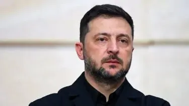 По словам президента Украины, за последние сутки зафиксированы сотни обстрелов и почти 10 тысяч ударов дронами‑камикадзе; Киев пока сдерживается с дальнобойными ответами.