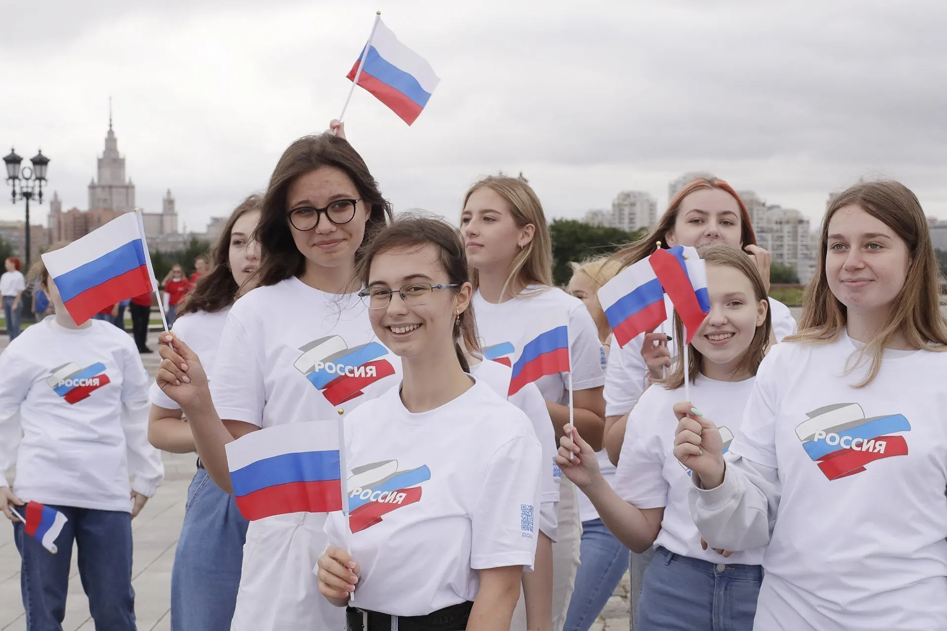 Государство существенно наращивает расходы на патриотическое воспитание молодёжи и вводит сложную систему количественных показателей — эксперты предупреждают, что эти метрики могут отражать активность программ, а не реальные убеждения граждан.
