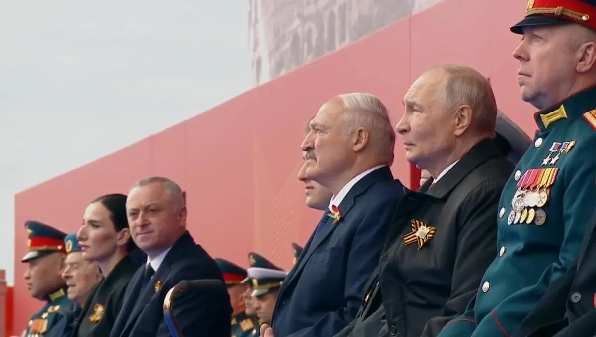 Во время парада Победы президент назвал День Победы «священным», подчеркнул вклад советского народа и связал подвиг поколений с действиями участников «специальной военной операции». На трибуне рядом с ветераном впервые сел участник СВО.