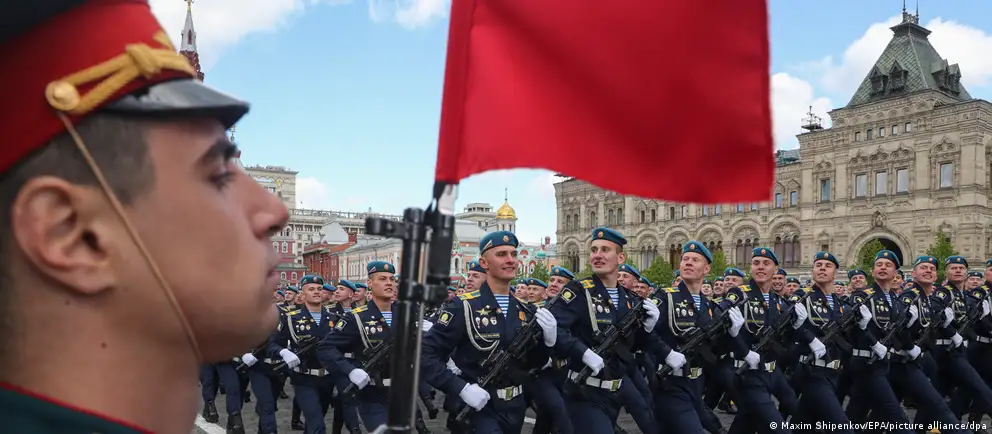 В ряде регионов России парады и салюты в День Победы отменяют или сокращают: в Москве и других городах технику и массовые мероприятия убирают из праздничной программы. Объясняют это соображениями безопасности и перегруженностью ресурсов из‑за войны — эксперты оценивают политический эффект таких решений по‑разному.