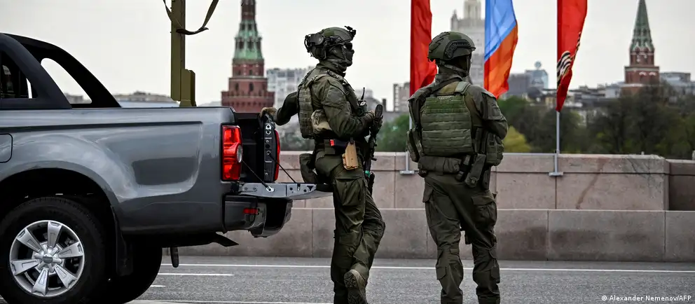 Власти отменили приглашения иностранным СМИ; парад пройдёт в сокращённом формате без военной техники. В ряде регионов отменили массовые мероприятия — изменения объясняют угрозами и атаками беспилотников.