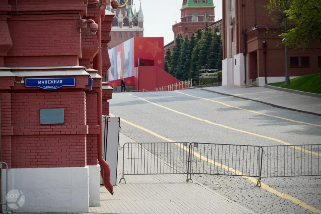 Ранее выданные аккредитации иностранным СМИ на освещение парада в Москве отозваны. В то же время Минобороны сообщает о ночных ударах и уничтожении большого числа беспилотников с ударами по объектам в нескольких городах.