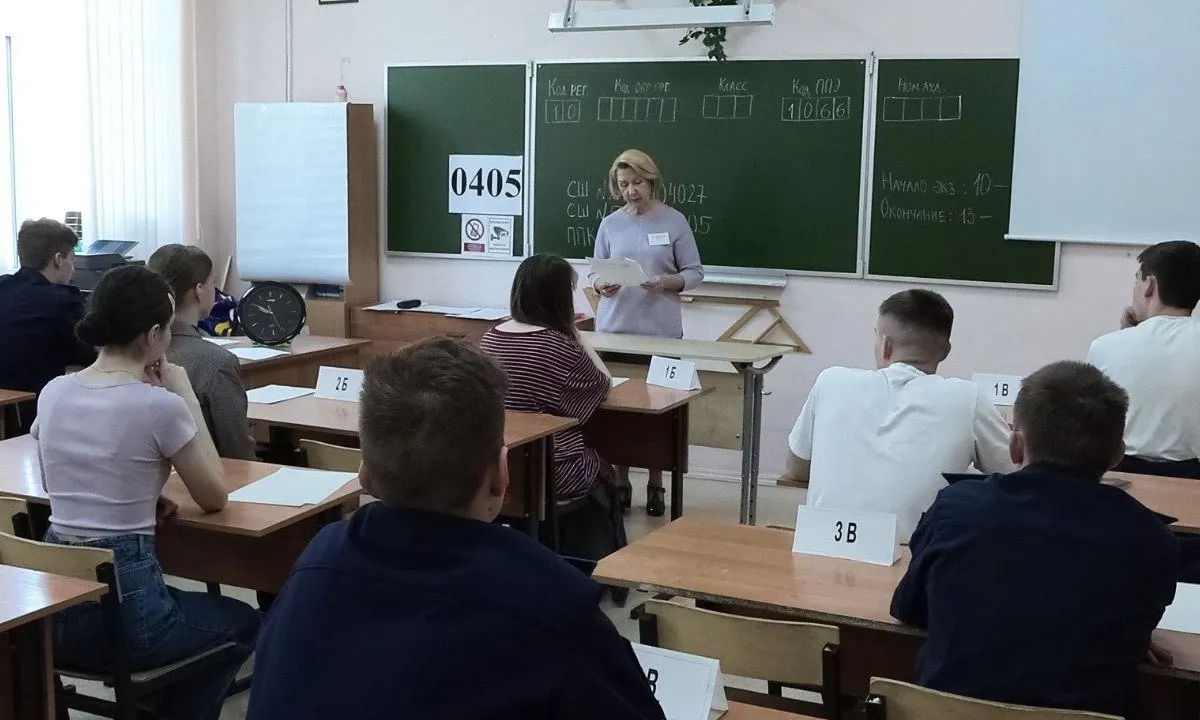 Рособрнадзор рекомендовал запретить прикосновения к участникам ЕГЭ и их вещам: при срабатывании металлоискателя персонал может лишь вежливо попросить добровольно показать или сдать предмет.