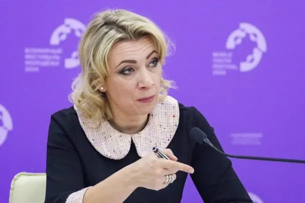 Официальный представитель МИД заявила, что сотрудники Госдепа уведомляют российских дипломатов о том, что их дети, родившиеся в США, считаются американскими гражданами, хотя семьи не подавали соответствующих заявлений.