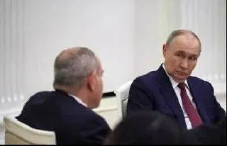Маркетплейсы временно остановили реализацию товаров из Армении без подробных объяснений; Wildberries позднее объяснил меры новыми таможенными требованиями. Параллельно Роспотребнадзор заблокировал более 1,1 млн бутылок минеральной воды «Джермук».