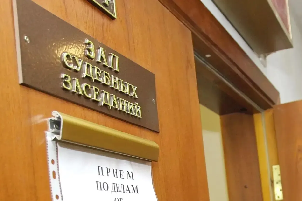 Большинство обвинённых получили по 10–15 лет заключения. За два года число приговоров по «шпионским» статьям выросло в несколько раз, а в 2025 году фиксируют рекордное количество осуждённых.