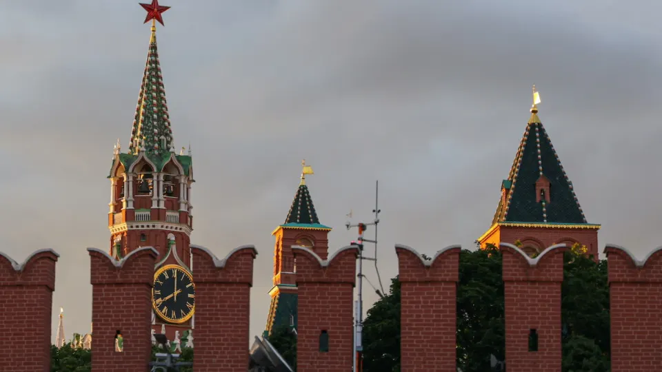 Помощник президента РФ Юрий Ушаков заявил, что продолжение переговоров в формате США—Украина—Россия нецелесообразно до вывода украинских войск из контролируемой части Донбасса; по его словам, этот шаг мог бы приостановить боевые действия и открыть путь к долгосрочным переговорам.