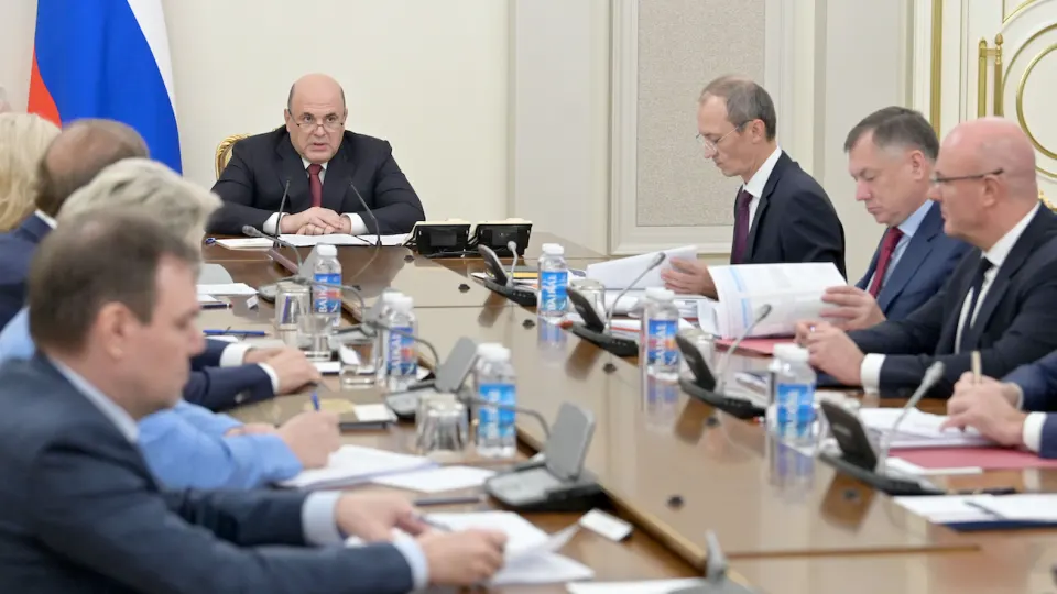 Кабмин обязует крупнейшие нефтекомпании подписать соглашения о стабилизации внутреннего рынка топлива: контроль за объемами производства, отгрузками, экспортом и ценами на АЗС. Меры введены на фоне многочисленных атак дронов, которые привели к снижению переработки до минимумов.