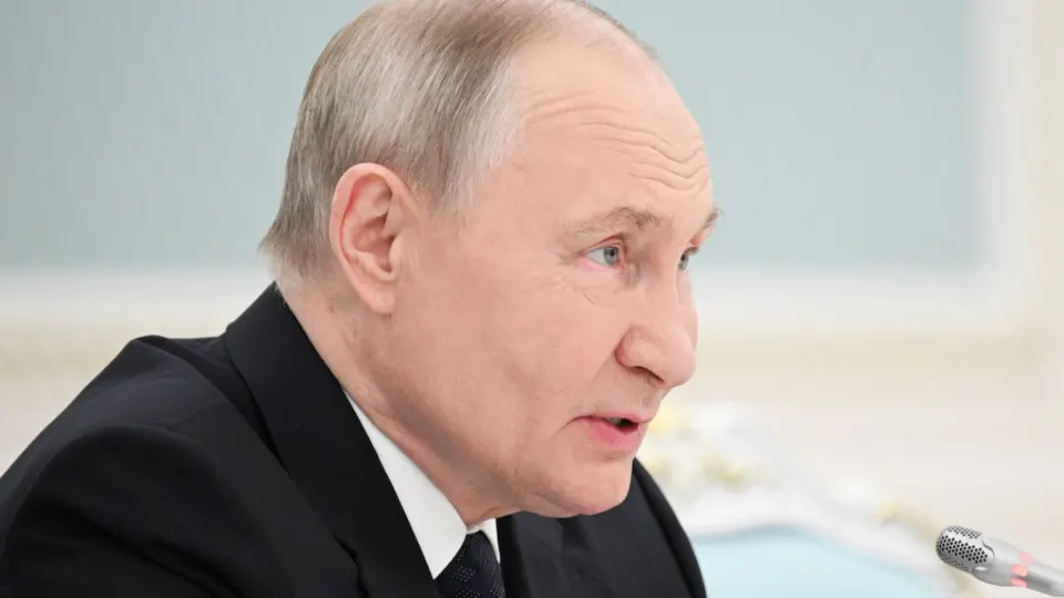Власти поставили цель увеличить число иностранных студентов до 500 тысяч к 2030 году; сейчас в России обучаются более 300 тысяч иностранцев. Одновременно усилилась вербовка иностранцев в вооружённые силы и масштабная агитация студентов на службу в войска беспилотных систем — правозащитники и юристы предупреждают о рисках контрактов.