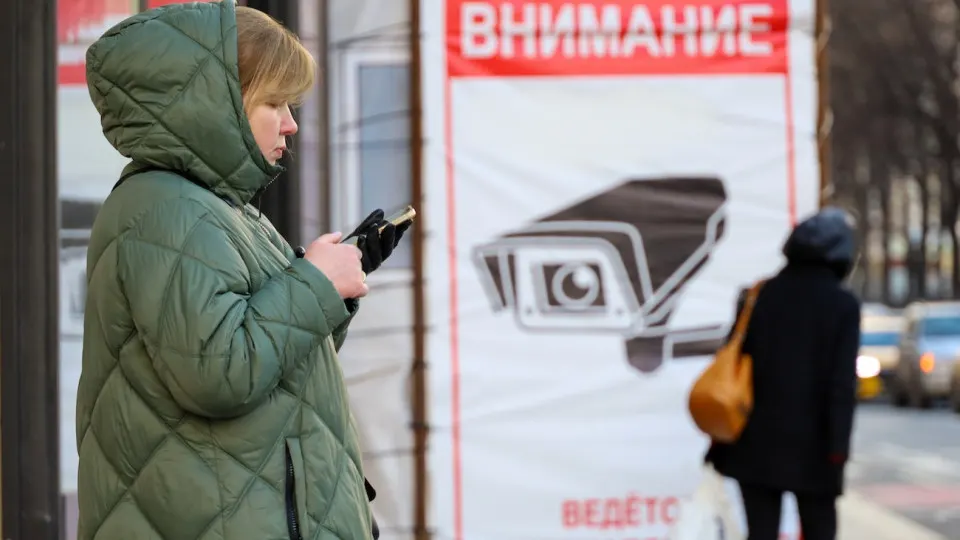 Пользователи заметили, что в государственном мессенджере без согласия удаляются сообщения с ключами для VPN; при повторной отправке возможен выход из аккаунта. Одновременно ряд госсервисов блокирует вход при включённом VPN.