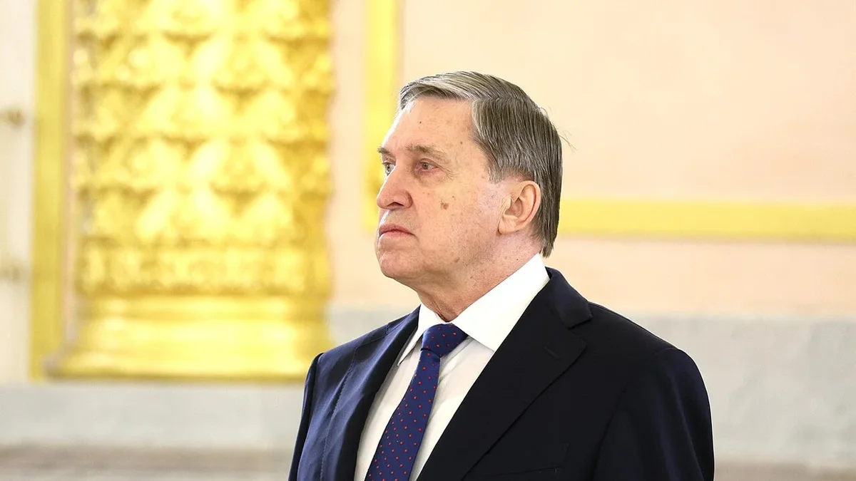 Помощник российского руководителя заявил, что прекращение боевых действий невозможно без вывода украинских войск из Донбасса; США продолжают попытки урегулирования, а президент готов встретиться с Зеленским лишь после заключения долгосрочного мирного договора.