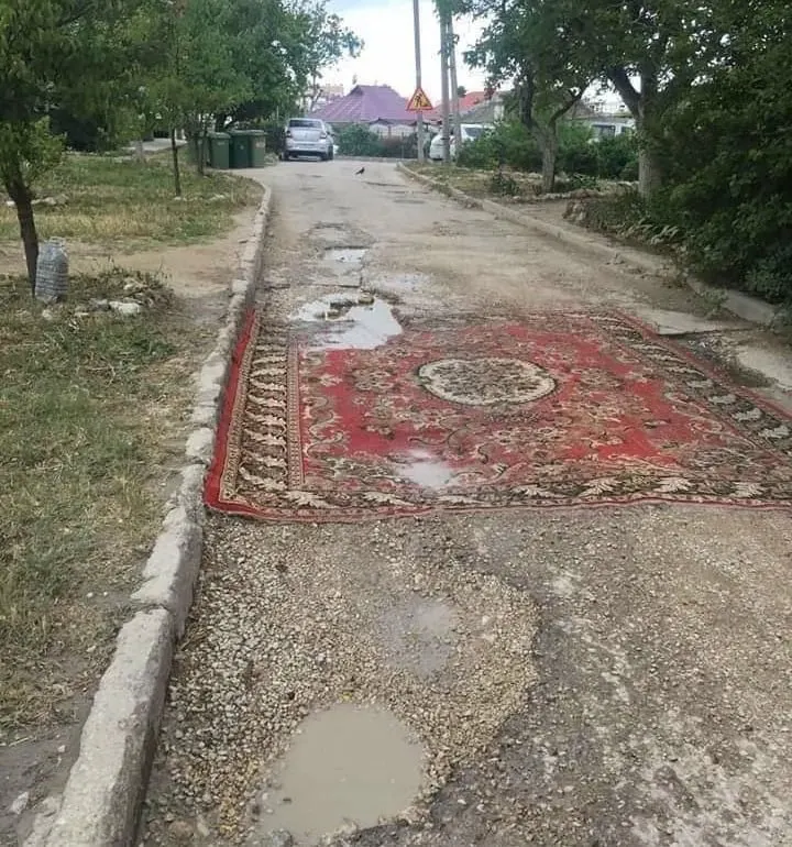 Предлагается разрешить жителям менять асфальт во дворах и на местных дорогах без согласований. Авторы инициативы говорят о быстроте работ, правительство выступает за привлечение специалистов.