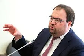 Глава Минцифры Максут Шадаев на IT‑завтраке в рамках ПМЭФ‑2026 заявил, что внедрение механизмов возрастной идентификации для онлайн‑платформ — вопрос ближайшей повестки; ведомство изучает опыт Roblox.