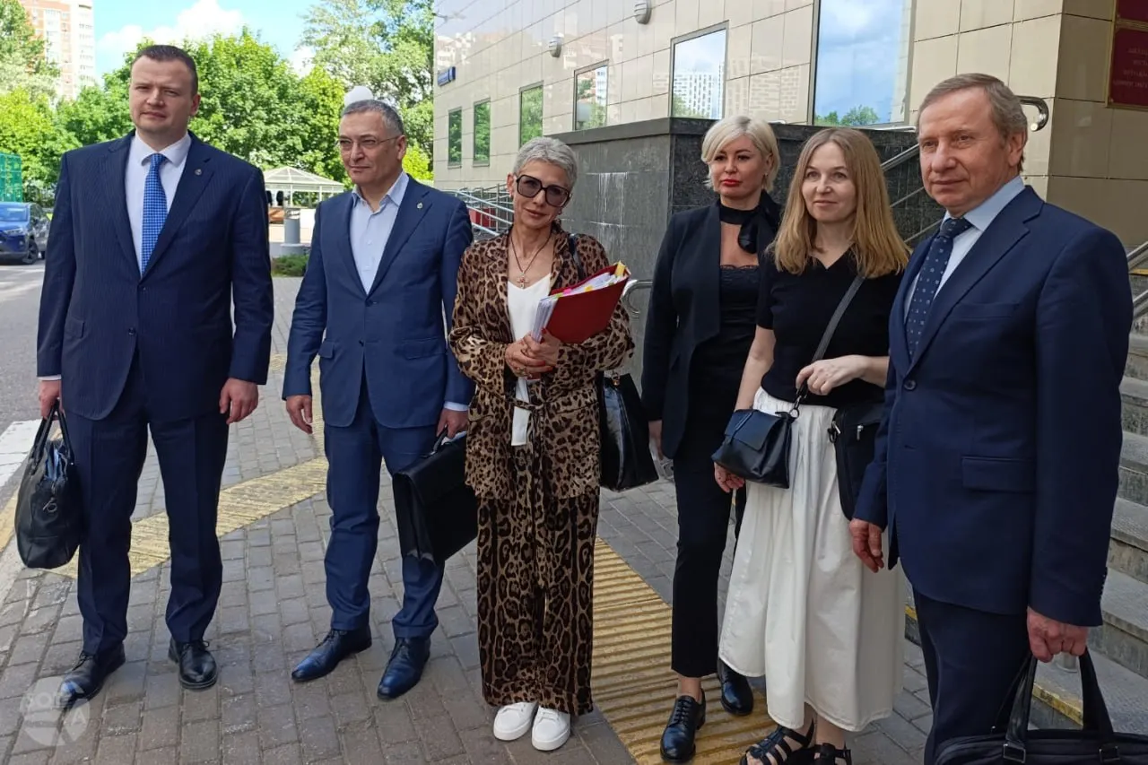 Апелляционная инстанция оставила в силе решение о лишении статуса адвокатов, которых Минюст упрекал в длительном пребывании за границей; защитники считают решение неконституционным и вносящим разлад в систему самоуправления адвокатуры.