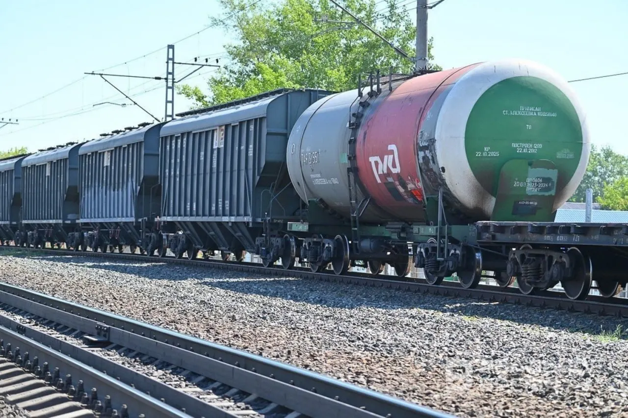 Штаб сформирован для обеспечения бесперебойного приёма и доставки нефтяных грузов по регионам, с особым вниманием к поставкам авиакеросина в аэропорты и оперативному решению логистических ограничений.