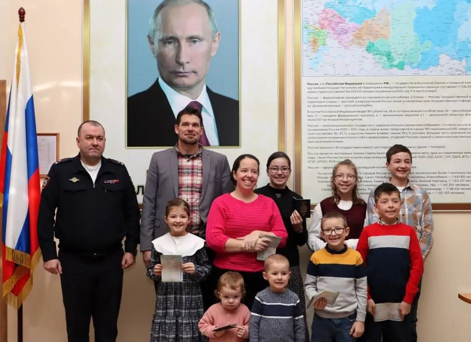 В 2025 году 1112 иностранцев получили специальную визу для переезда в Россию. Большинство — из Германии, Франции и США. Программа, запущенная в августе 2024 года, упрощает получение РВП при условии собеседования и подтверждения мотивации.