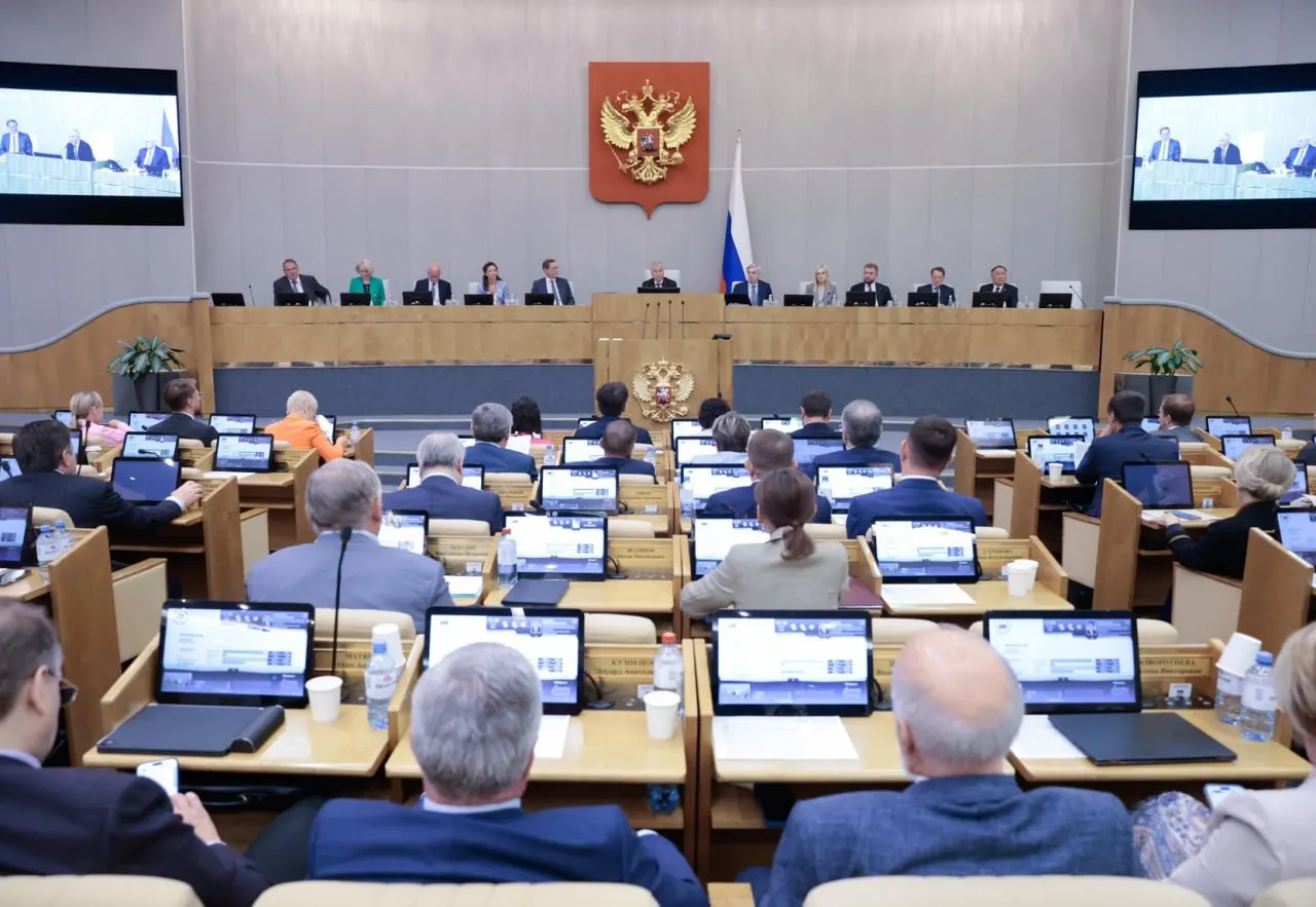По исследованию, Госдума поддерживает 84% правительственных и 99% президентских законопроектов, тогда как депутатские инициативы проходят лишь около 25%.