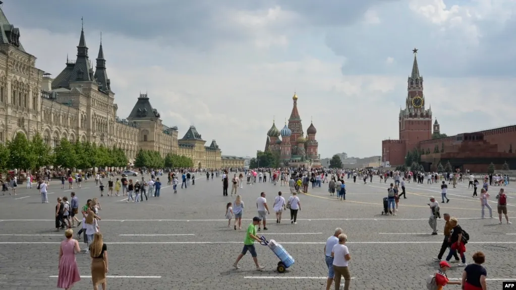 По данным источников, часть силовиков предлагает ввести военное положение после сентябрьских выборов: обсуждают комендантский час, новую мобилизацию, ограничения выезда и экономические меры для финансирования обороны. Заявления о возможных ударах по российским маркетплейсам остаются неподтверждёнными.