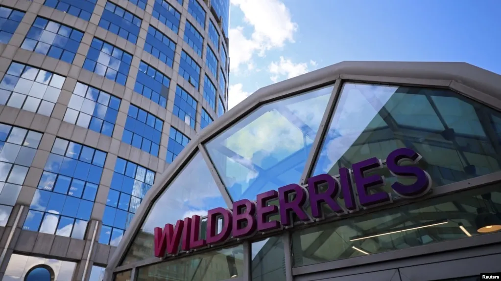 Ночью беспилотники атаковали склады маркетплейса Wildberries в Пензенской области и Удмуртии; также сообщают о возгораниях в Тамани и других регионах. По данным властей, есть пострадавшие и эвакуации.