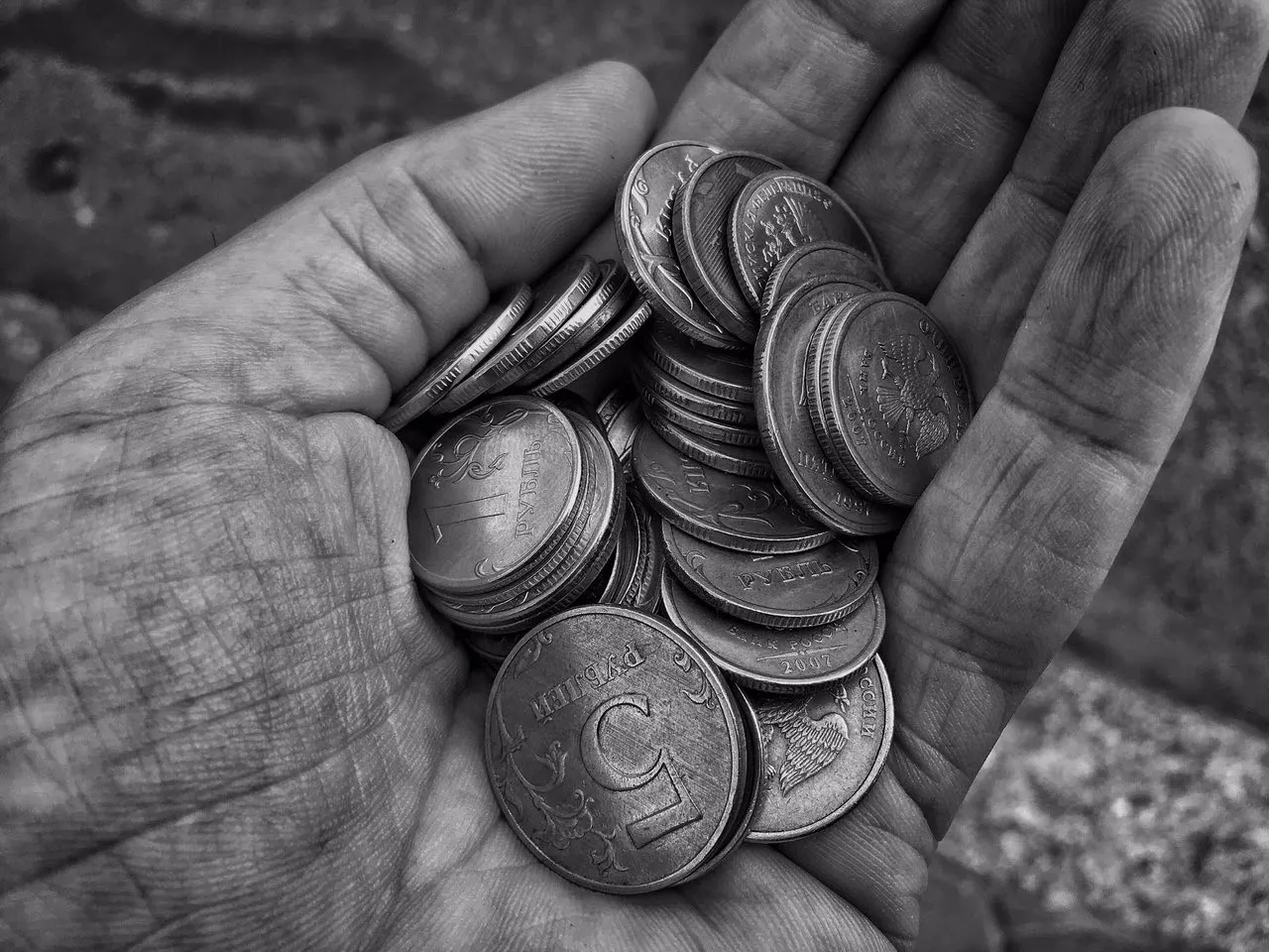 Минтруд сообщил, что снижение уровня бедности до 6,7% стало возможным благодаря внедрению единого пособия и выделению на него финансирования; пособие названо одной из ключевых мер поддержки семей с детьми.