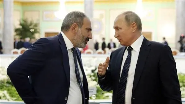 В телефонном разговоре с президентом России Пашинян заявил, что введённые ограничения на армянский экспорт противоречат нормам ЕАЭС и призвал решить проблему; также обсуждалась возможность всенародного референдума о выборе между ЕС и ЕАЭС.