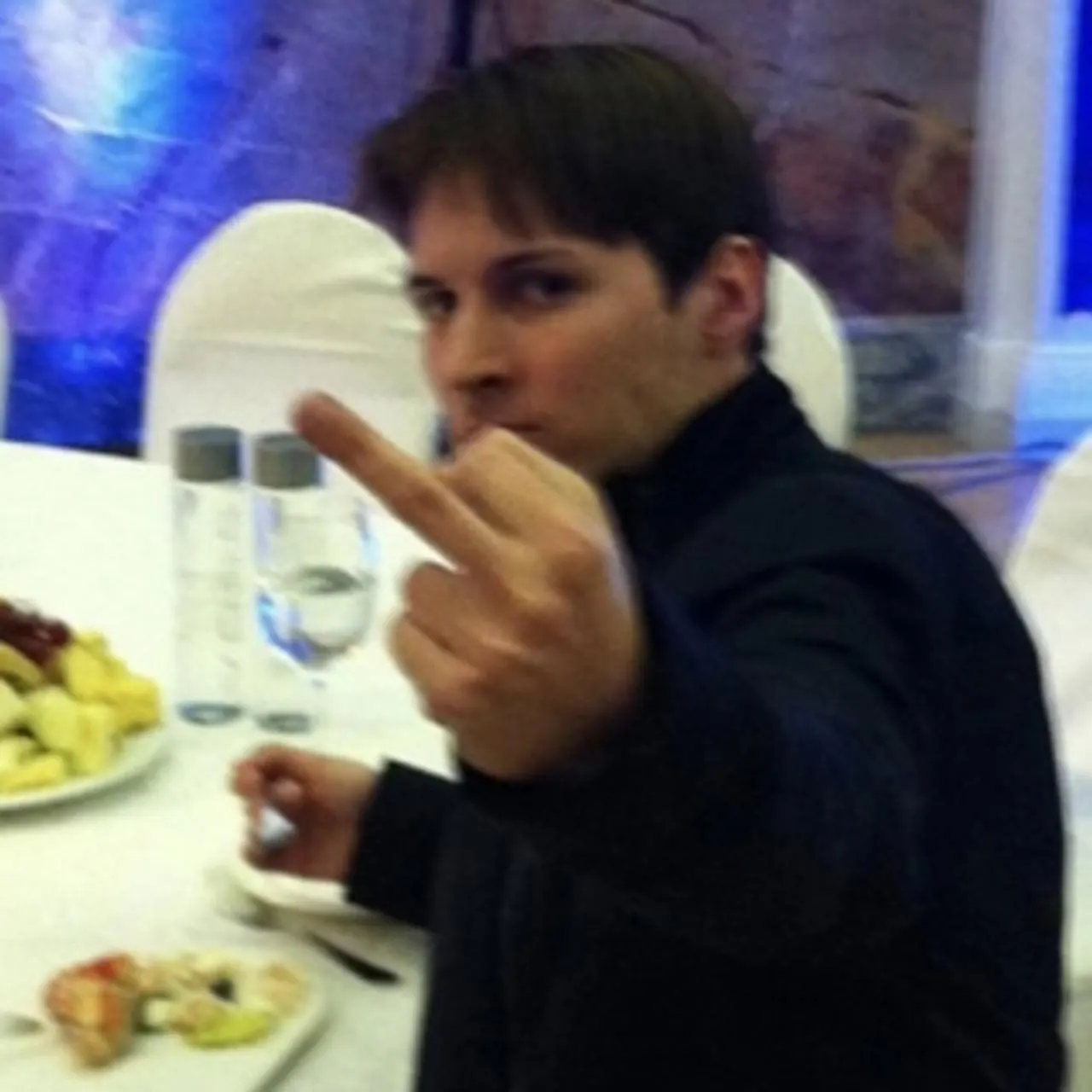 Росфинмониторинг включил основателя Telegram в перечень «террористов и экстремистов». Ему предъявили обвинение в «содействии террористической деятельности», а мессенджер отреагировал публикацией архивного снимка с поднятым средним пальцем.
