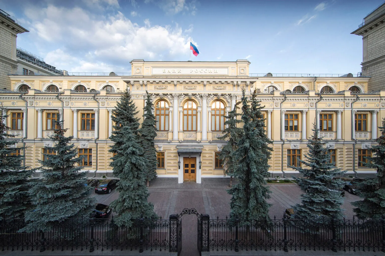 Центробанк ухудшил среднесрочный прогноз: возможен нулевой рост экономики в 2026 году, инфляция может достигнуть 6–7%, а дефицит бюджета — рекордных с пандемии уровней.