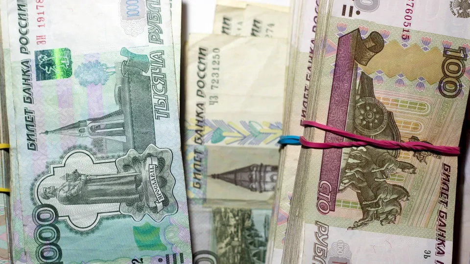 По данным Центробанка, в начале июля спрос на наличные резко вырос — банки теряют деньги быстрыми темпами, растут займы у регулятора, а проблемные кредиты создают риск для стабильности системы.