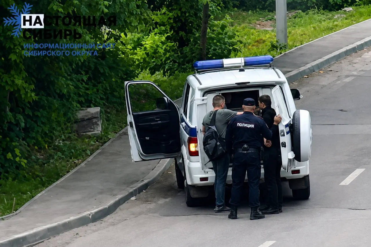 За первые шесть месяцев 2026 года количество контрактников сократилось по сравнению с прошлым годом; госструктуры, госкомпании и частные фирмы активно публикуют вакансии по воинскому учёту на фоне высокой боевой убыли.