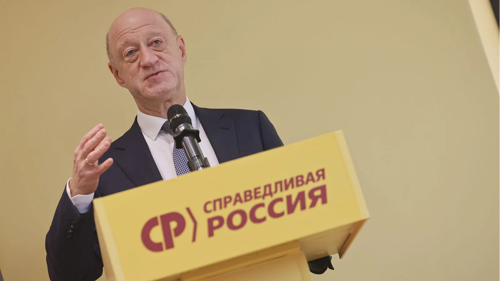 Ключевые фигуры внутри партии обсуждают смену лидера после травмы Миронова; Бабаков рассматривается как потенциальный преемник, что вызывает волнения перед предстоящими выборами.