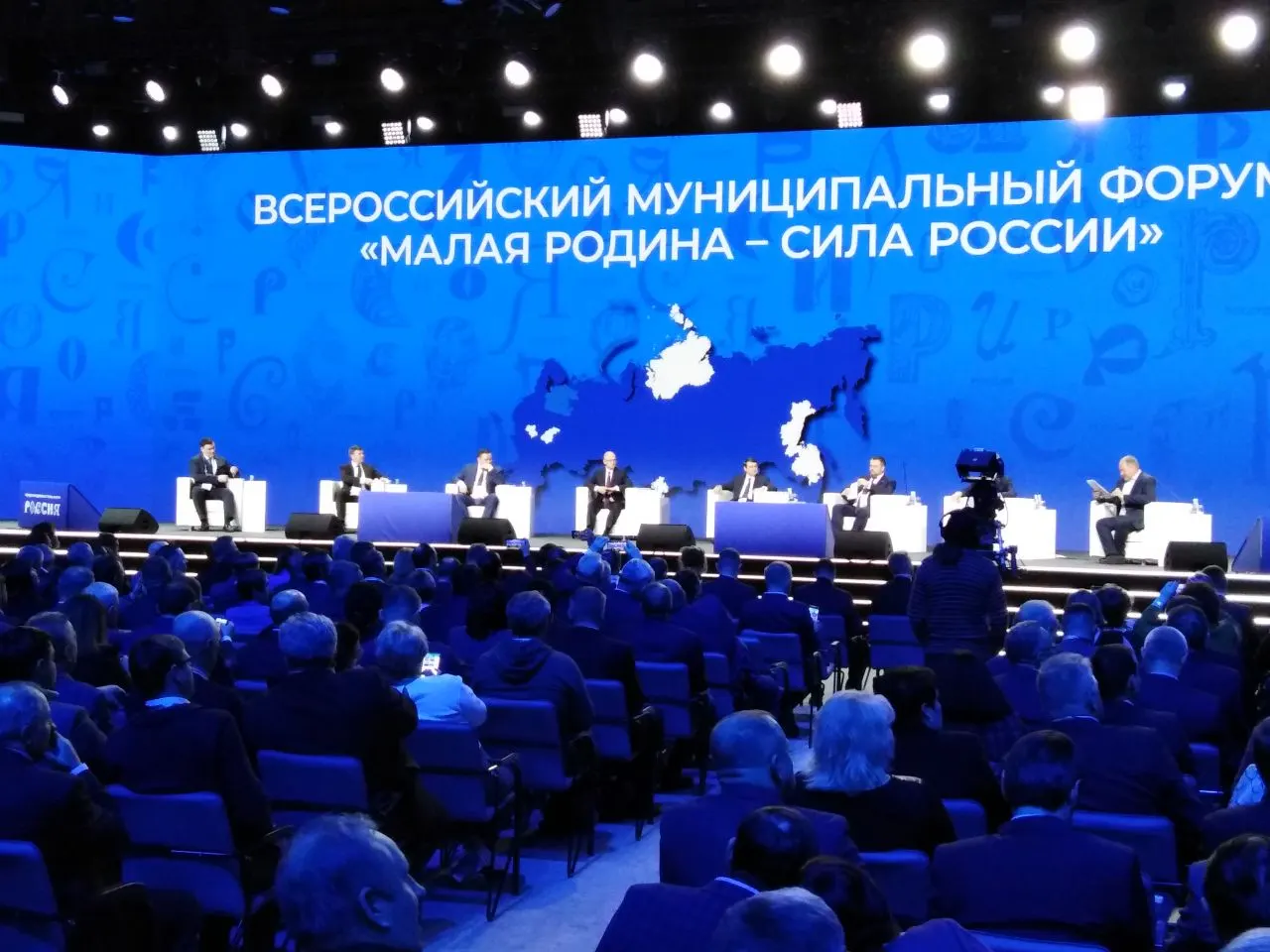 Указ устанавливает ежегодное проведение форума для муниципалитетов и церемонии вручения премии «Служение».
